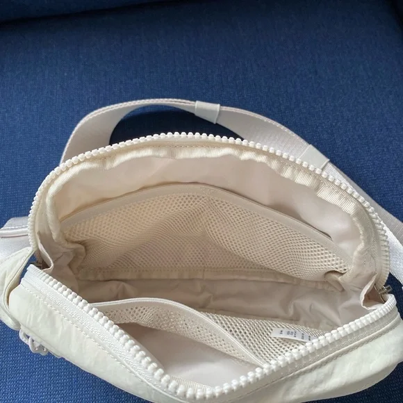 Lululemon Athletica Everywhere Belt Bag Large Cream Crossbody Bag - Picture 5 of 10